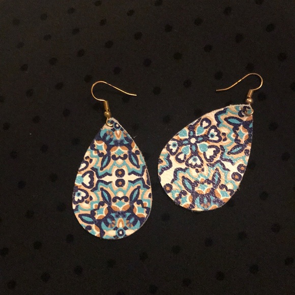 2” Leather teardrop earrings - Picture 1 of 2